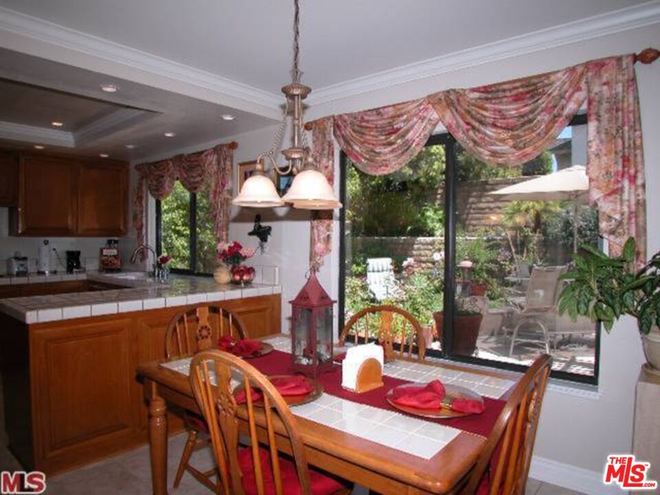 Dining room, Interior, Kitchen, Pendant Lights, Recessed Lighting, Tile Countertops