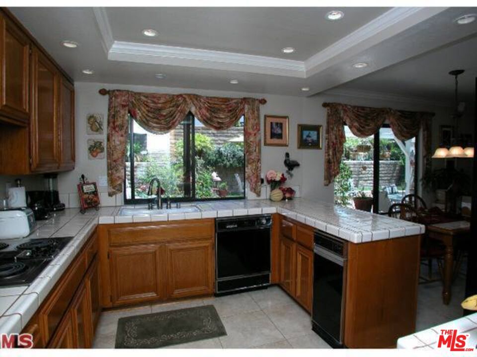 Dining room, Interior, Kitchen, Pendant Lights, Recessed Lighting, Tile Countertops