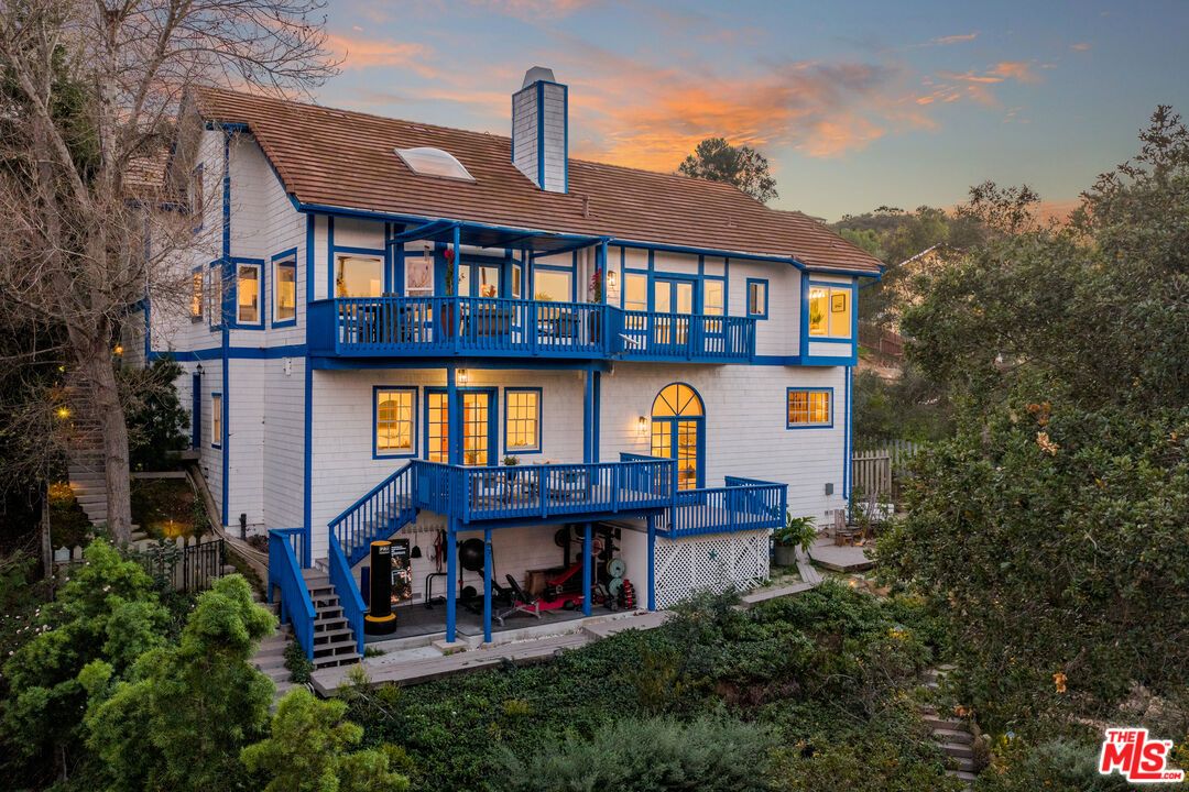 Backyard, Exterior, Facade, Queen Anne Victorian