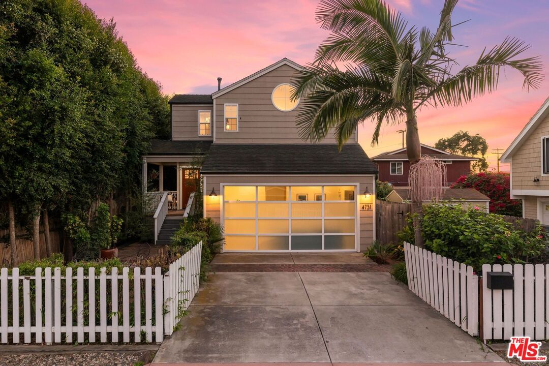 Attached, Exterior, Facade, American Craftsman