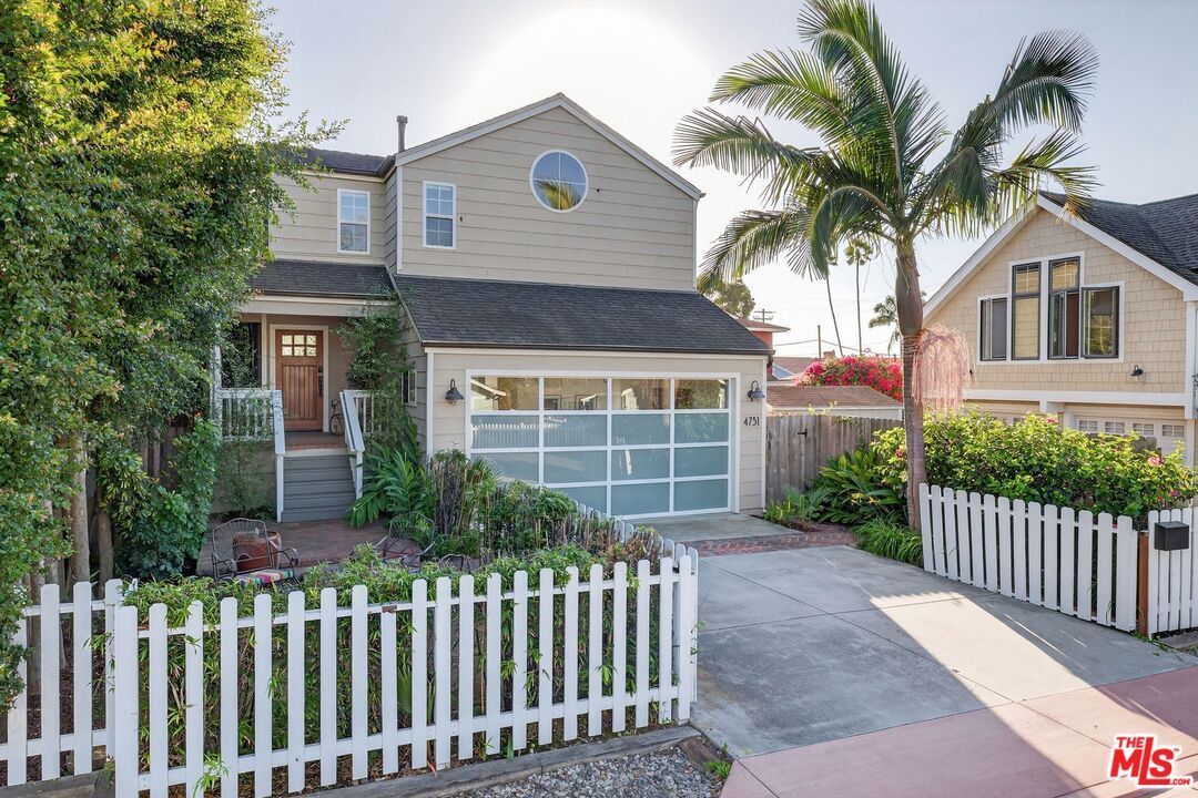 Attached, Exterior, Facade, Farmhouse