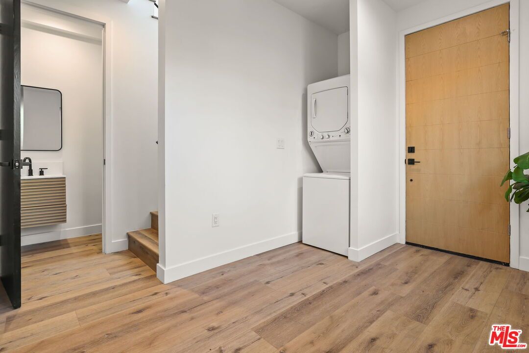 Interior, Utility Closets, Washer, Wood Texture Flooring