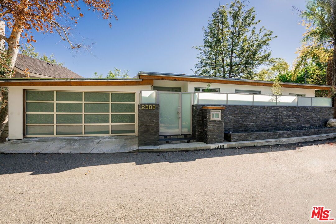 Attached, Exterior, Facade, Modern