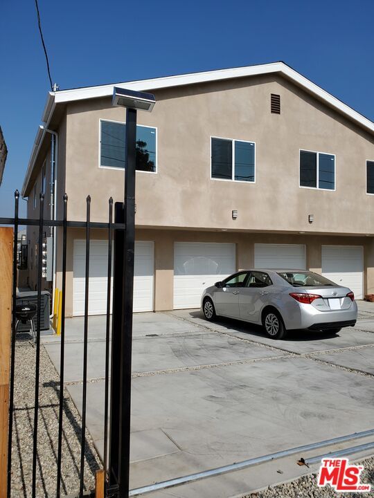 Attached, Exterior, Facade, Rowhouse