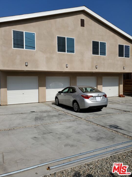 Attached, Exterior, Facade, Rowhouse