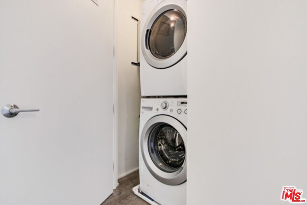 Interior, Utility Closets, Washer, Wood Texture Flooring