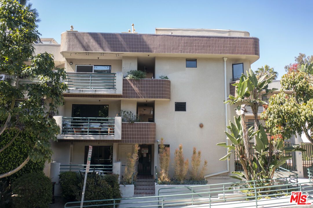 Exterior, Facade, Modern