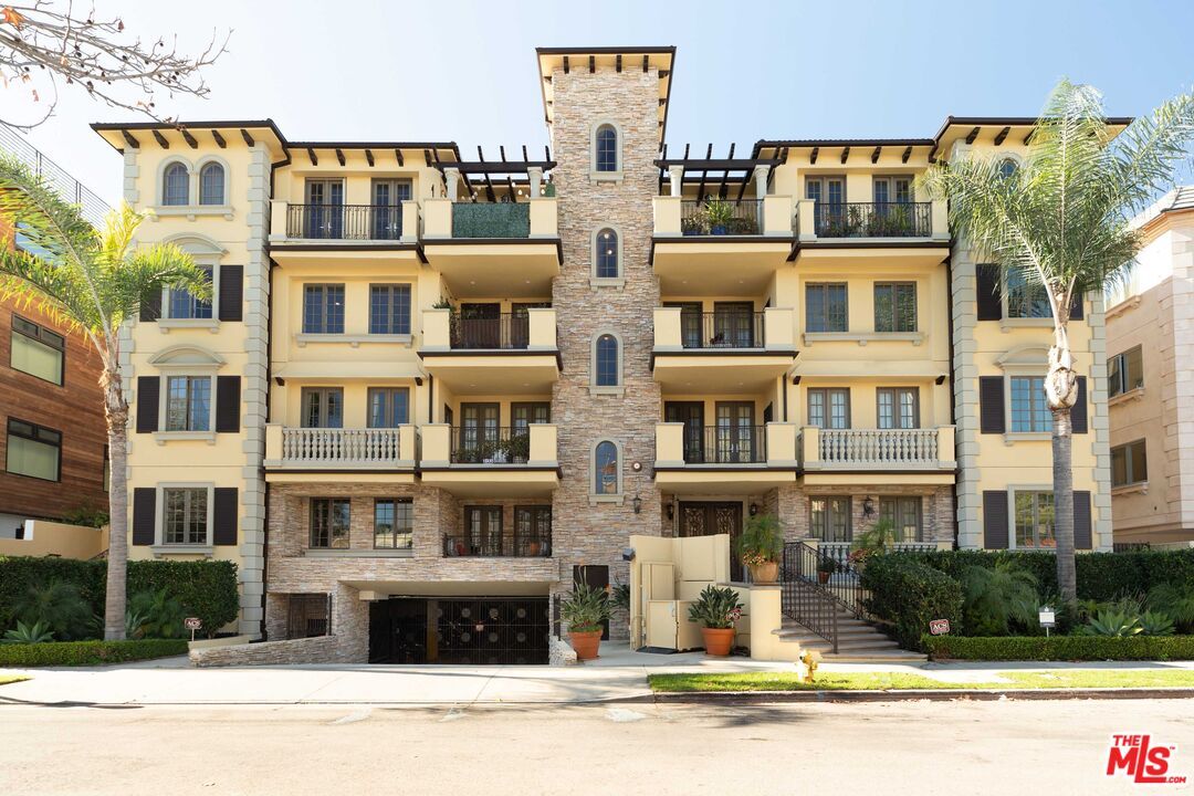 Exterior, Facade, Brick Facade, Rowhouse