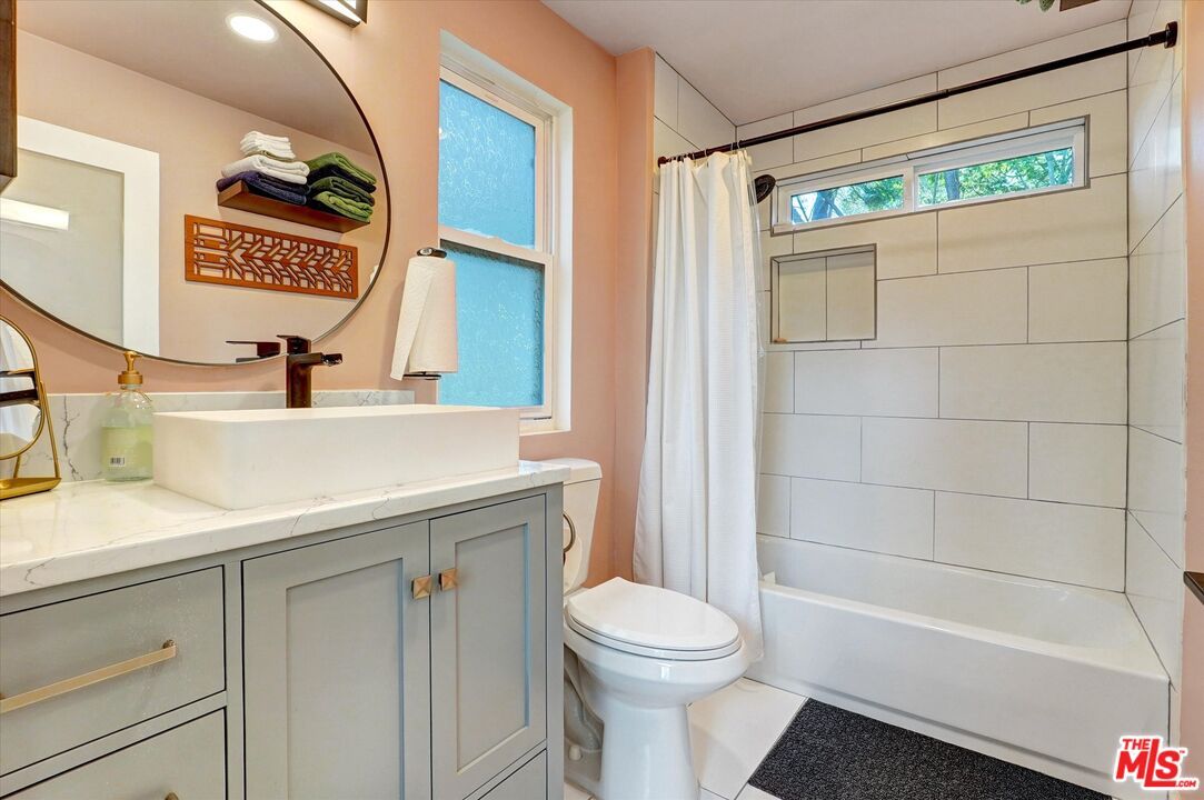 Bathroom, Interior, Recessed Lighting, Tile Countertops