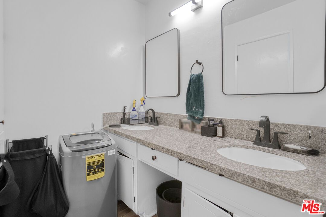 Bathroom, Dual Sink Vanities, Interior, Washer