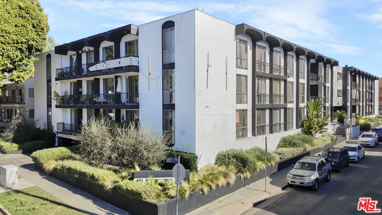 Exterior, Facade, Modern