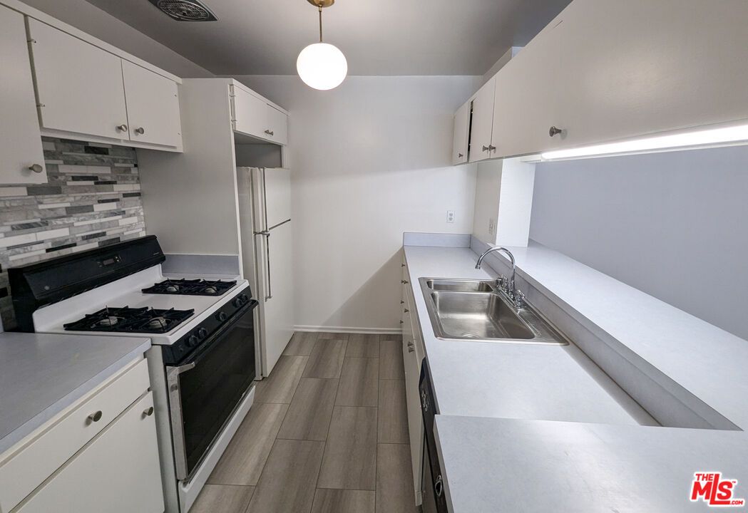 Interior, Kitchen, Pendant Lights, Wood Texture Flooring