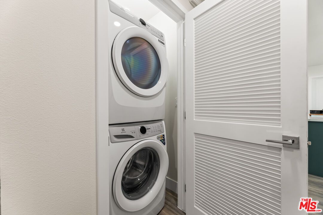 Interior, Utility Closets, Washer, Wood Texture Flooring