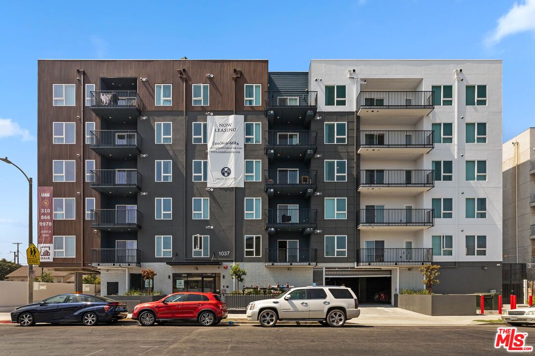 Exterior, Facade, Condo Building