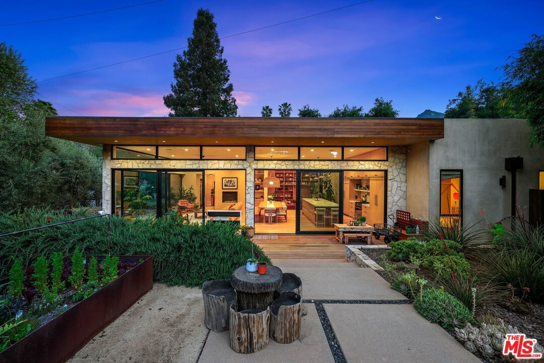 Exterior, Facade, Modern