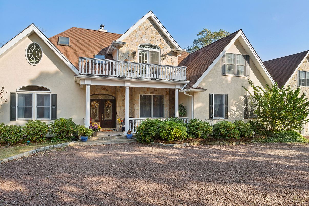 Exterior, Facade, Farmhouse
