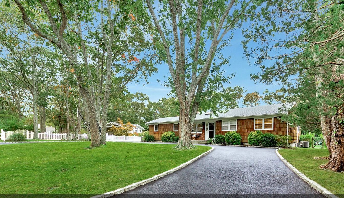 Exterior, Facade, Brick Facade, Ranch