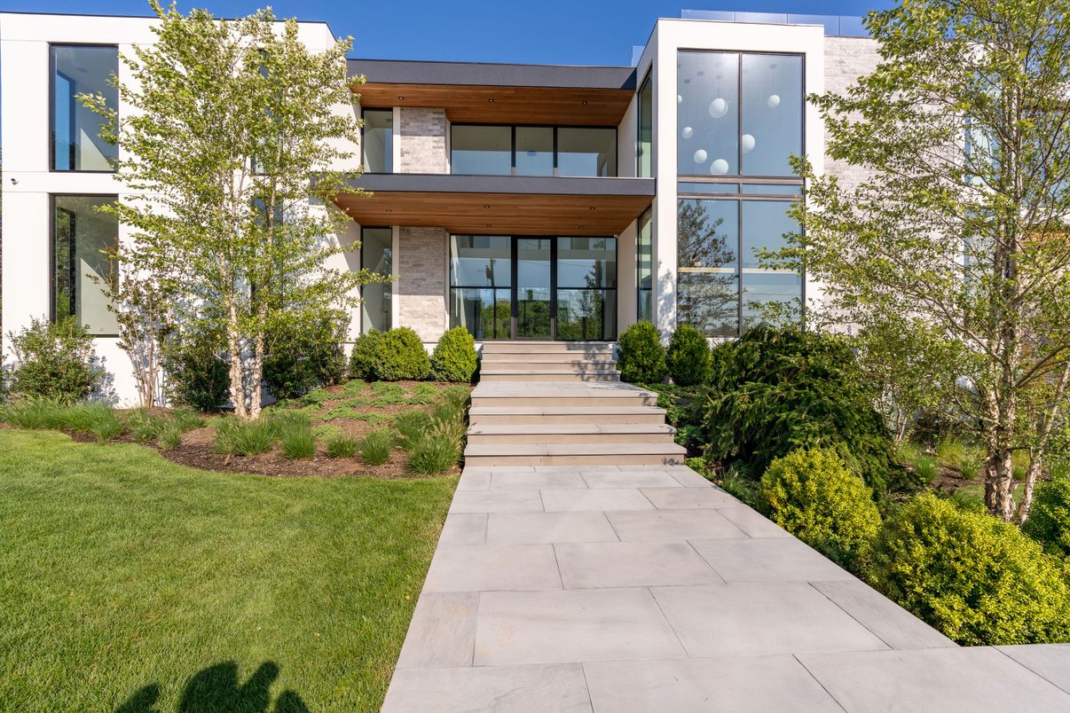 Exterior, Facade, Modern