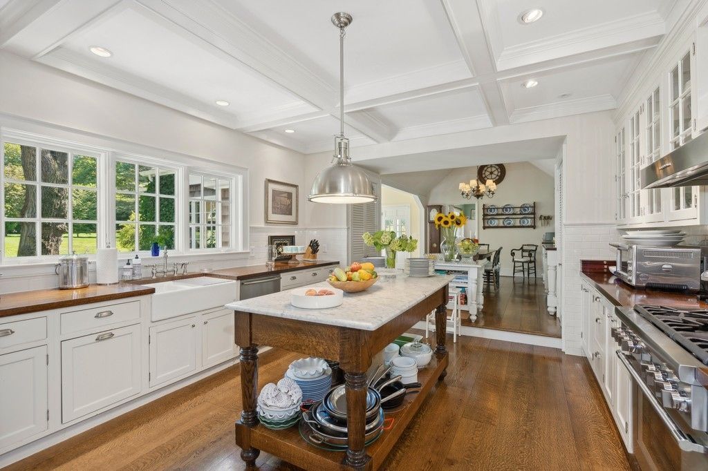 Chandelier, Dining room, Interior, Kitchen, Pendant Lights, Recessed Lighting, Stainless Steel Appliances, Wood Texture Flooring