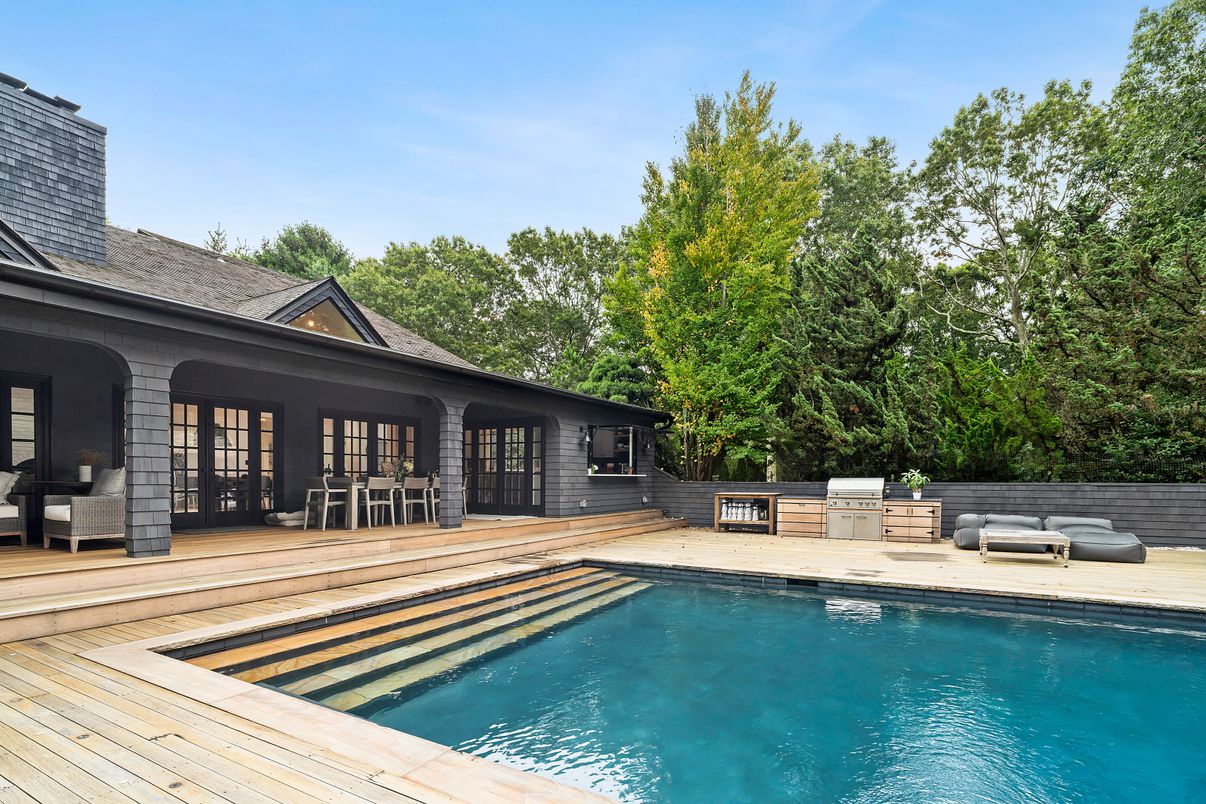 Exterior, Outdoor Kitchen, Pool
