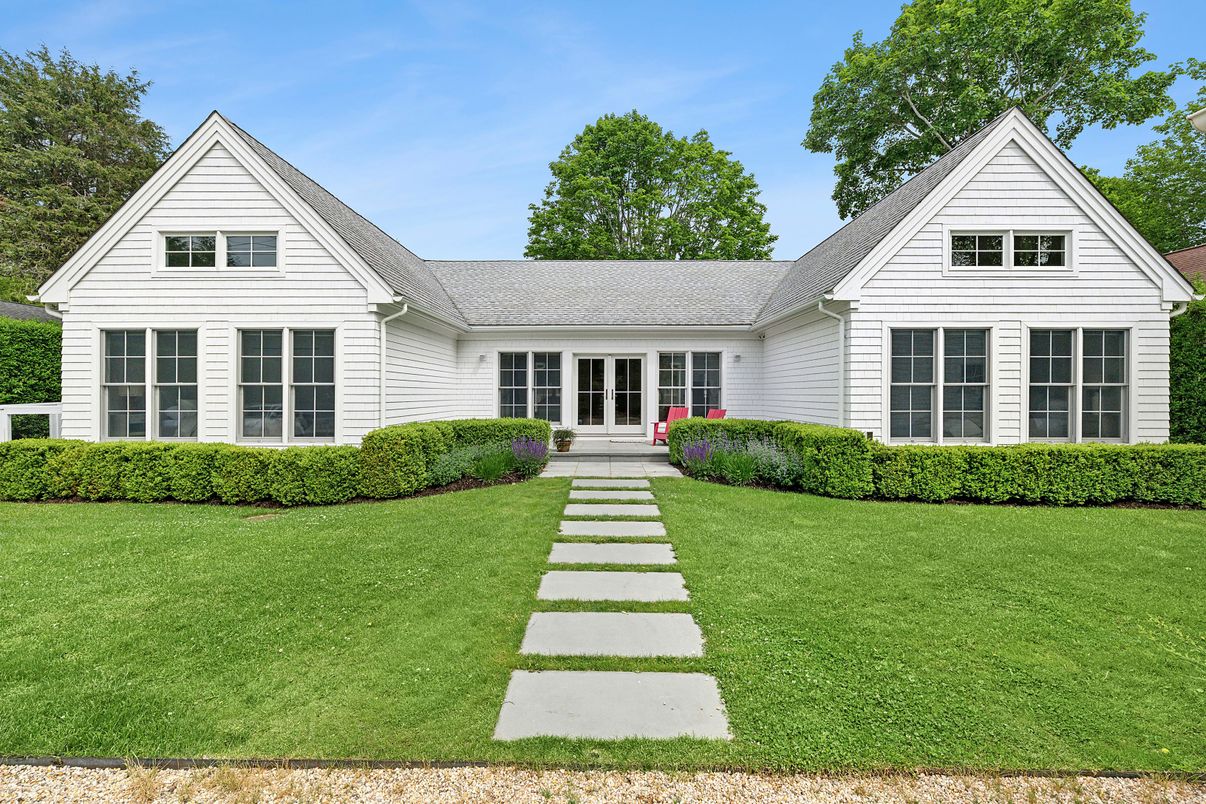 Exterior, Facade, Farmhouse