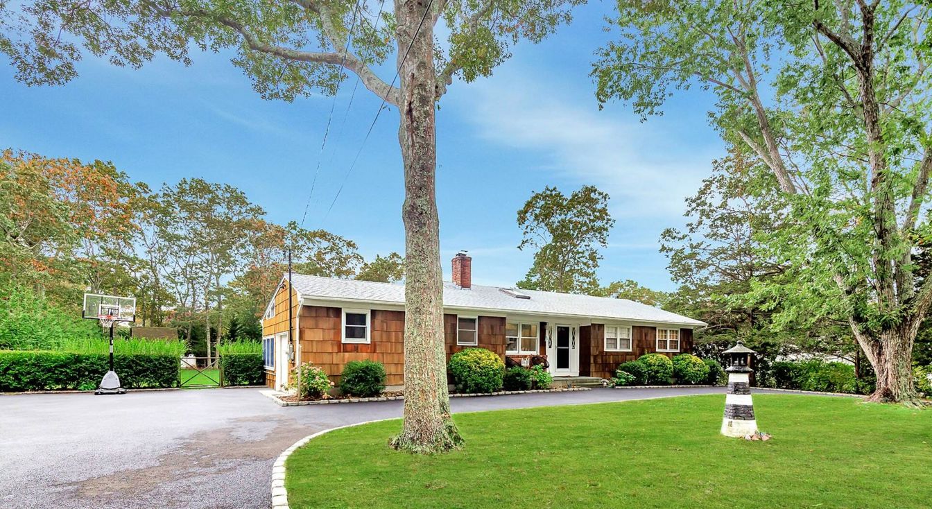 Exterior, Facade, Brick Facade, Ranch