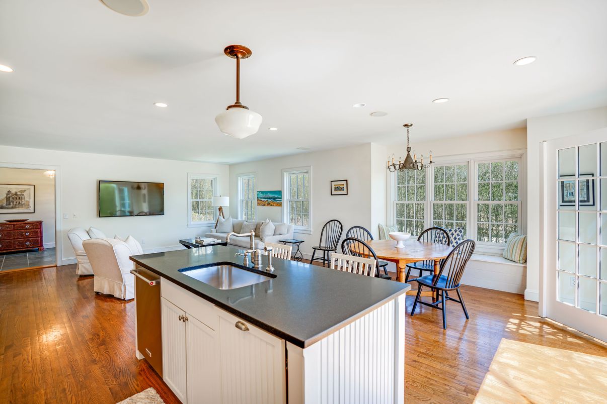 Chandelier, Dining room, Interior, Living room, Pendant Lights, Recessed Lighting, Wood Texture Flooring