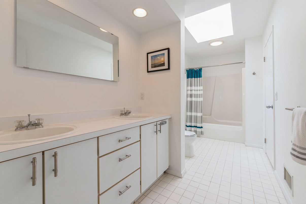 Bathroom, Dual Sink Vanities, Interior, Recessed Lighting