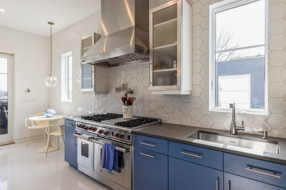 Dining room, Interior, Kitchen, Pendant Lights, Stainless Steel Appliances