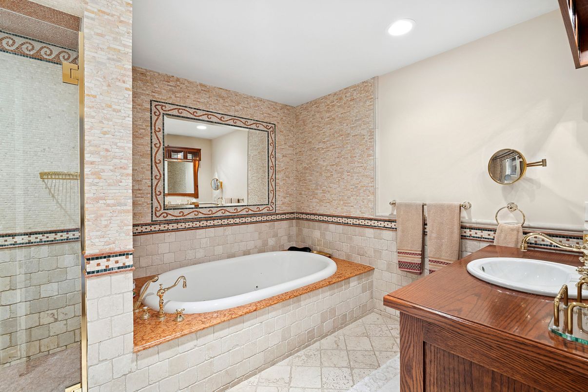 Bathroom, Dual Sink Vanities, Interior, Recessed Lighting