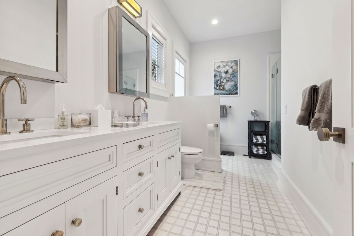 Bathroom, Dual Sink Vanities, Interior, Recessed Lighting