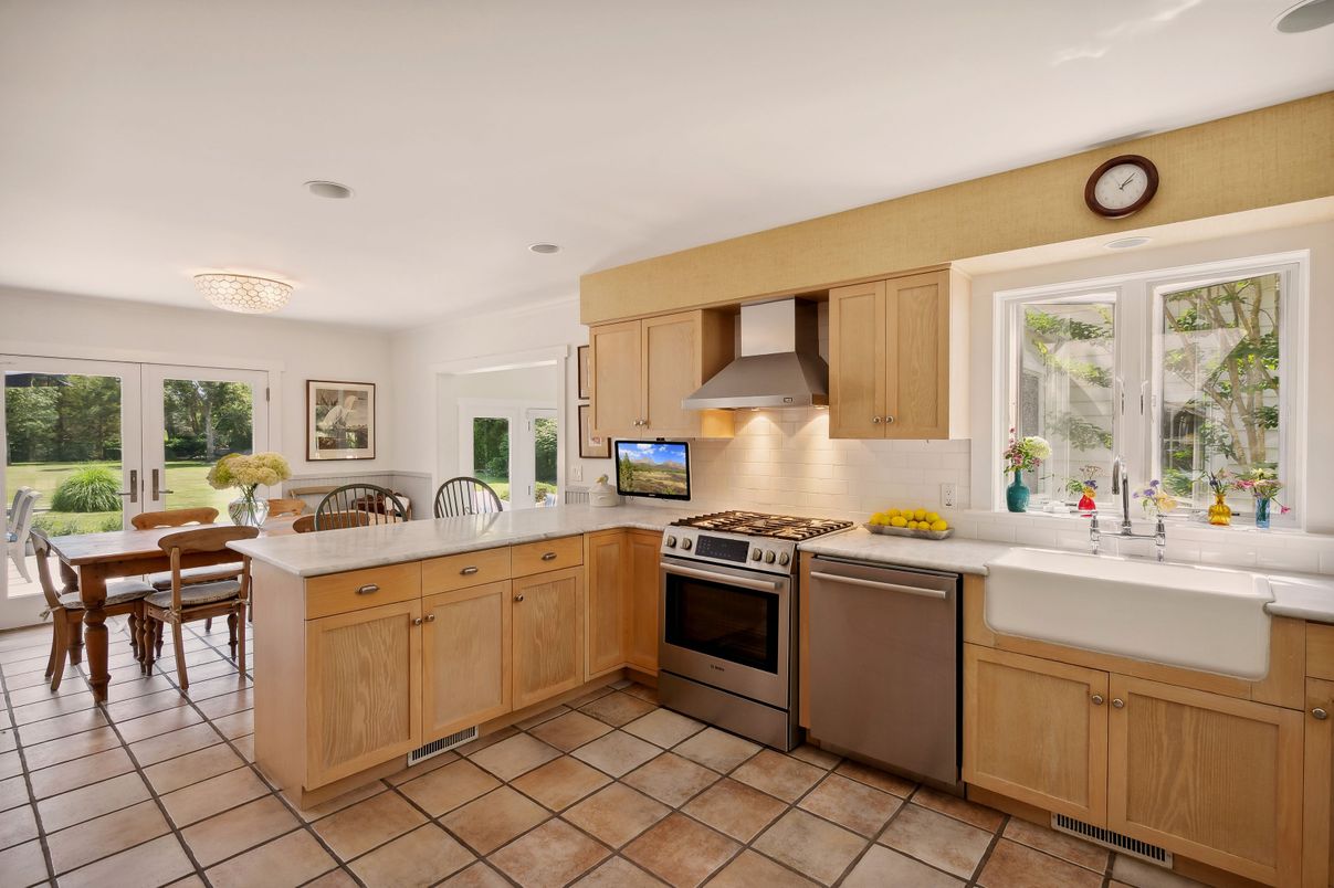 Dining room, Interior, Kitchen, Recessed Lighting, Stainless Steel Appliances