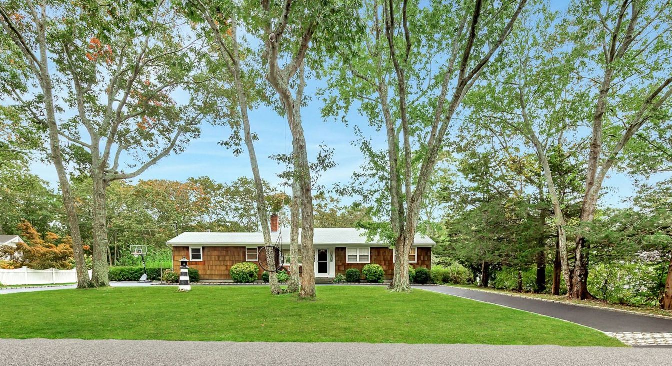 Exterior, Facade, Brick Facade, Ranch