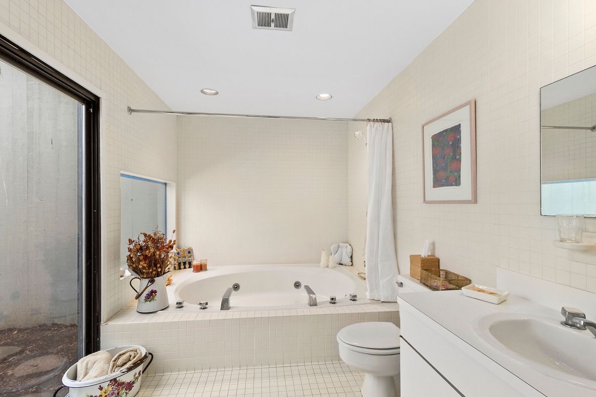 Bathroom, Interior, Recessed Lighting