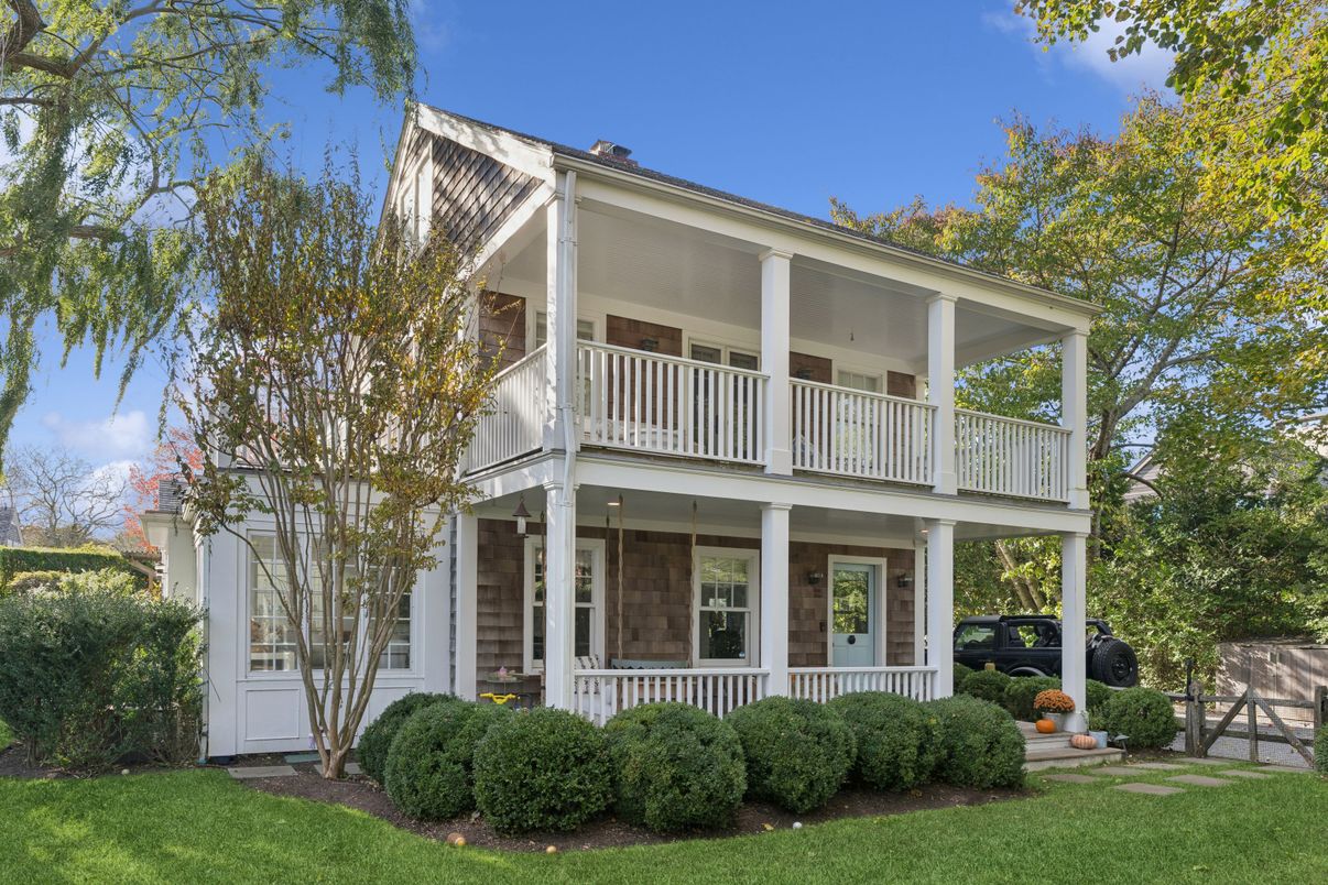 Exterior, Facade, Modern