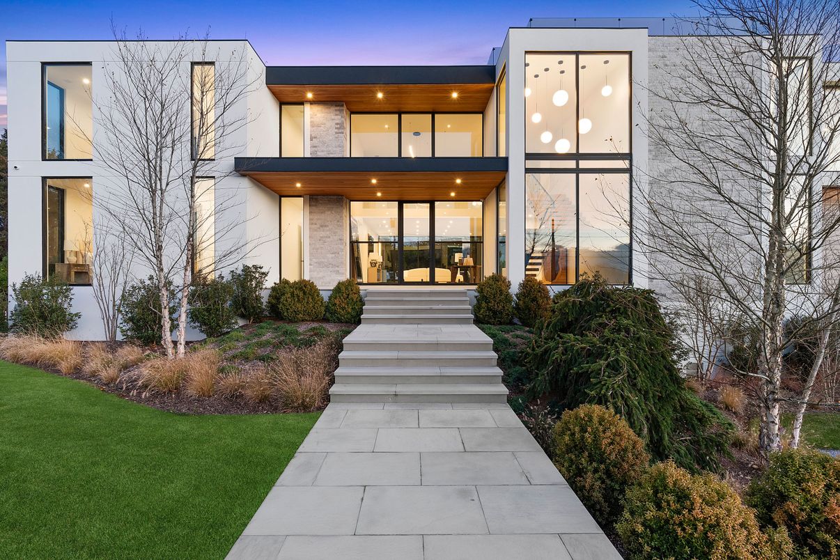 Exterior, Facade, Modern