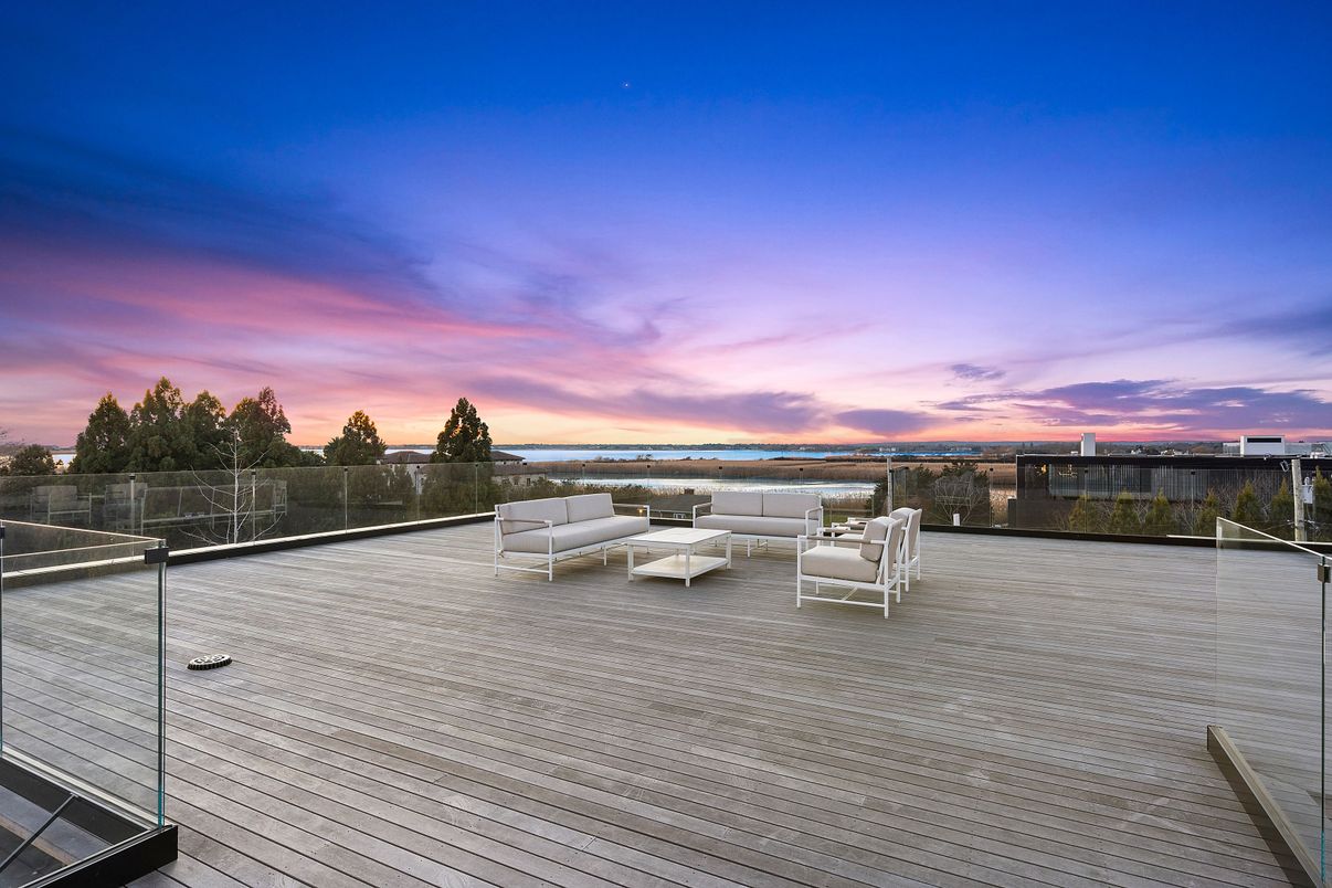 Exterior, Tennis Courts, Water