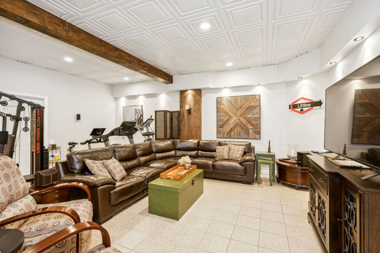 Fitness Equipment, Interior, Living room, Recessed Lighting, Wooden Beams