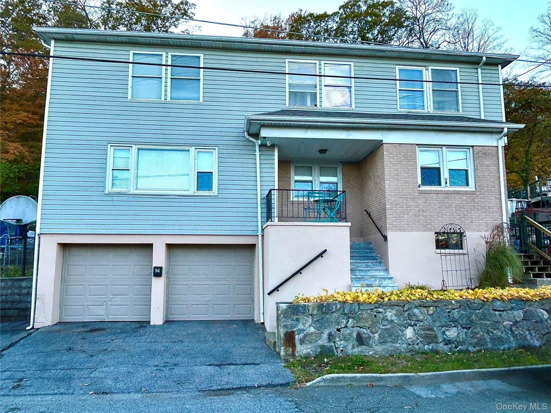 Attached, Exterior, Facade, Brick Facade, Raised Ranch