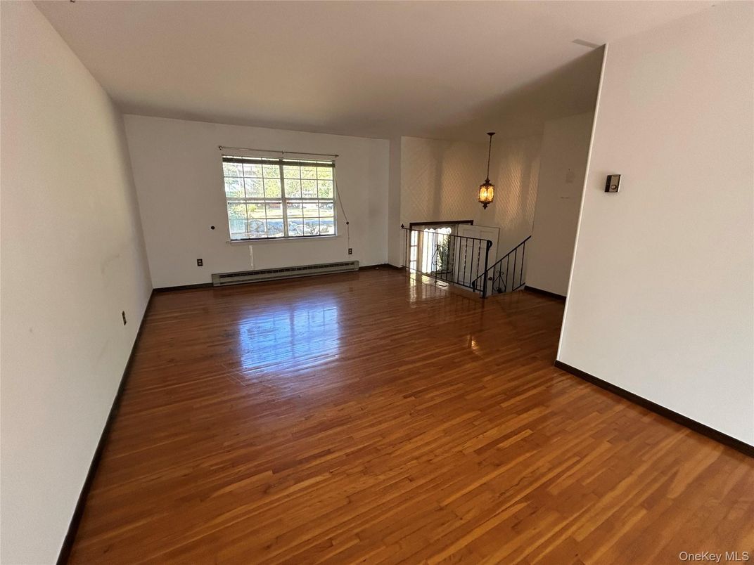 Empty room, Interior, Pendant Lights, Wood Texture Flooring