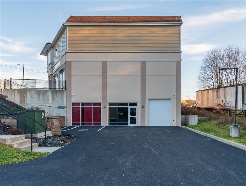 Attached, Exterior, Facade, Modern