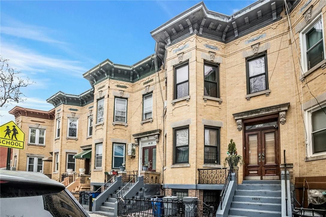 Exterior, Facade, Rowhouse