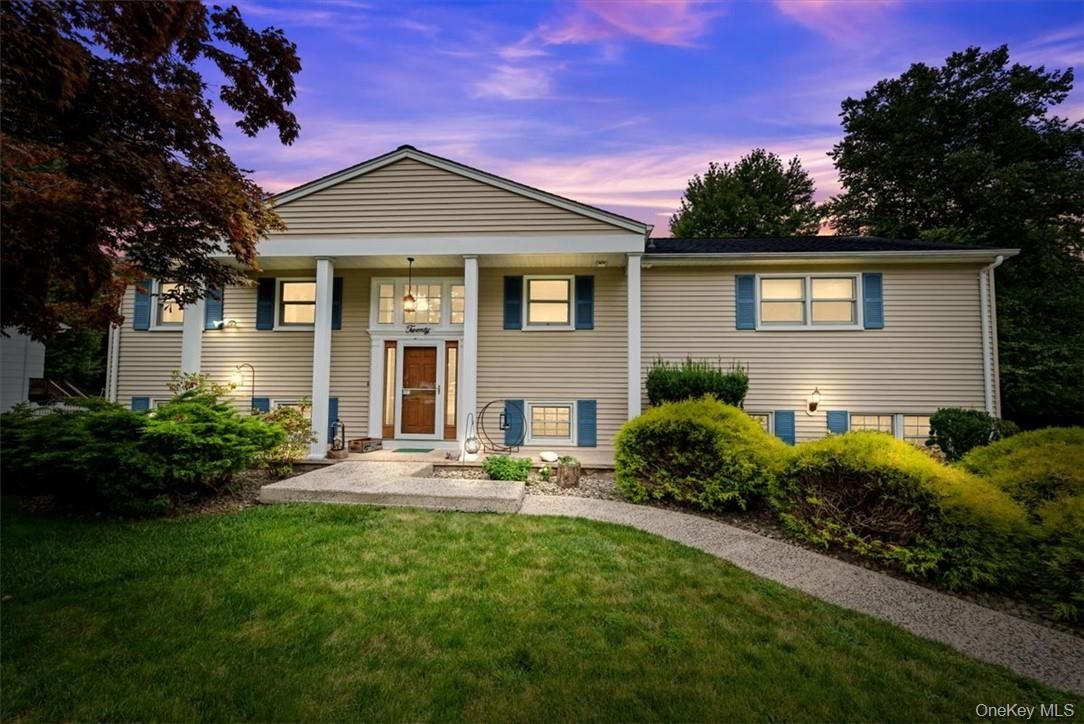 Exterior, Facade, Raised Ranch