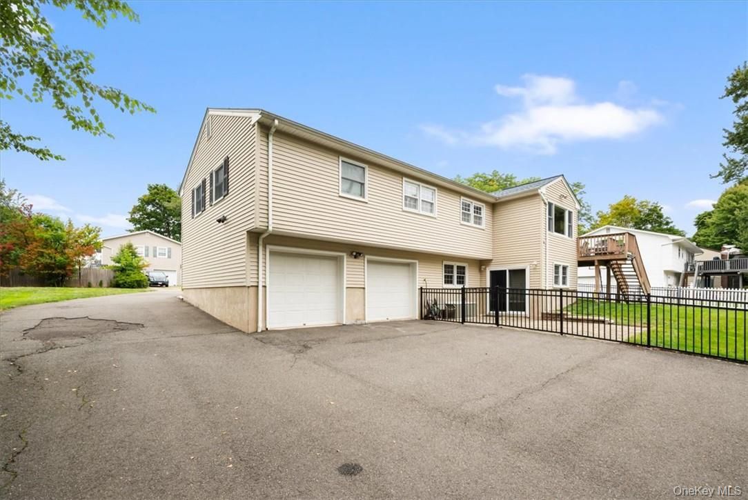 Attached, Exterior, Facade, Rowhouse