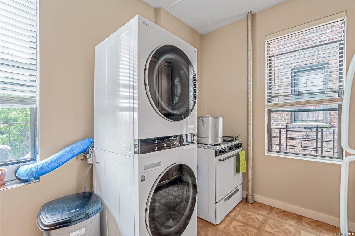 Interior, Utility Closets, Washer, Wood Texture Flooring