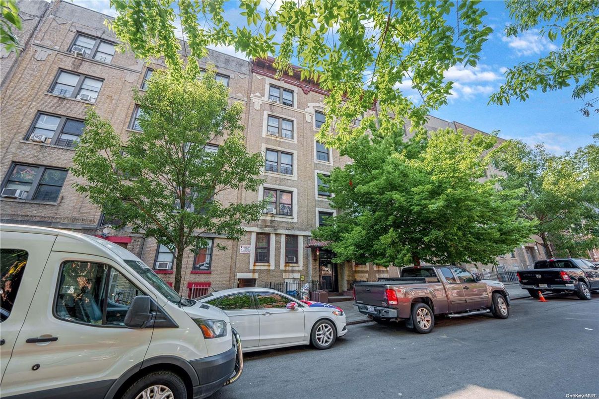 Exterior, Facade, Brick Facade, Rowhouse