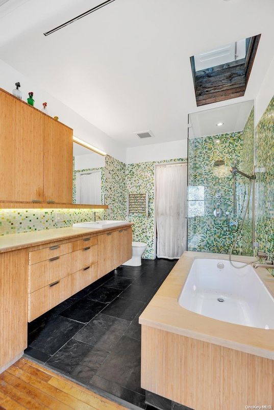 Bathroom, Dual Sink Vanities, Interior, Recessed Lighting