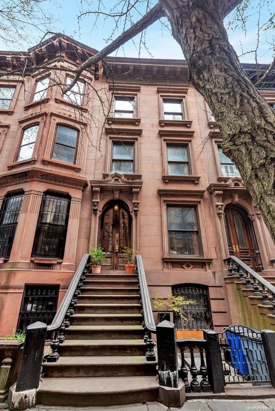 Exterior, Facade, Brownstone