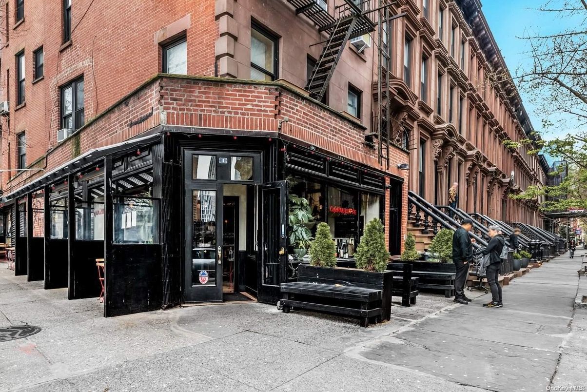 Exterior, Facade, Brick Facade, Rowhouse