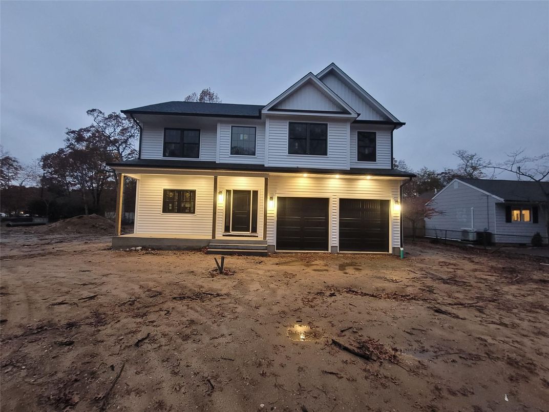 Attached, Exterior, Facade, Farmhouse